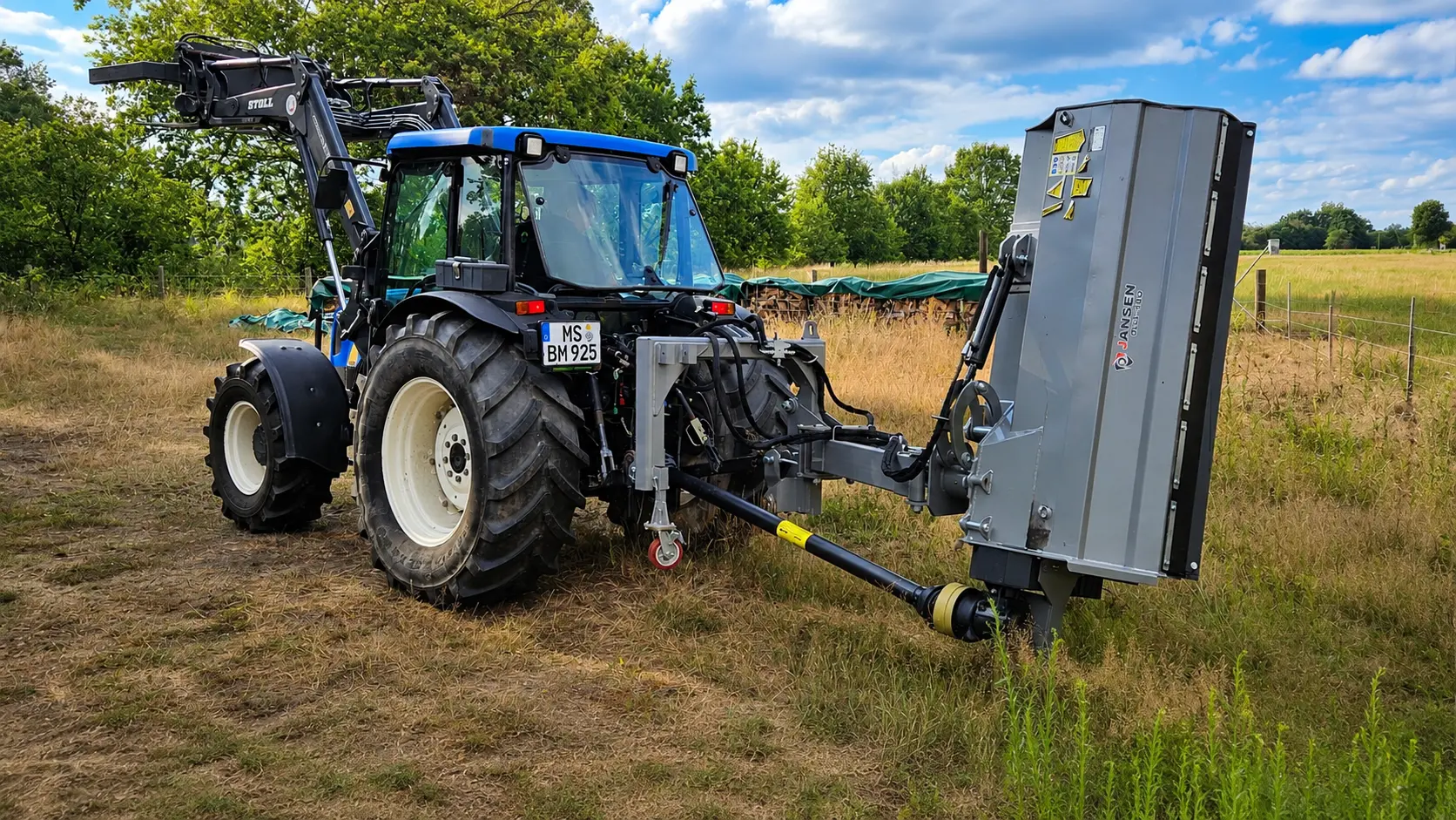 New-Holland-Traktor mit Böschungsmulcher bei der Vorbereitung eines Pflegeeinsatzes